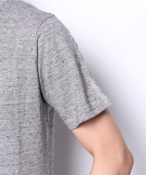 KATHARINE HAMNETT LONDON （キャサリンハムネットロンドン）の「BACK YOKE CABLE / バックヨークケーブルＴシャツ（Tシャツ/カットソー・メンズ・グレー/チャコールグレー/ブルー・MEDIUM/AL/LARGE）」の5枚目の写真