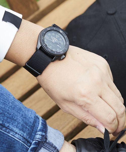 SEIKO(セイコー)の「SEIKO: 5Sports Street Style(アナログ腕時計・メンズ・ブラック・ONE SIZE)」の3枚目の写真