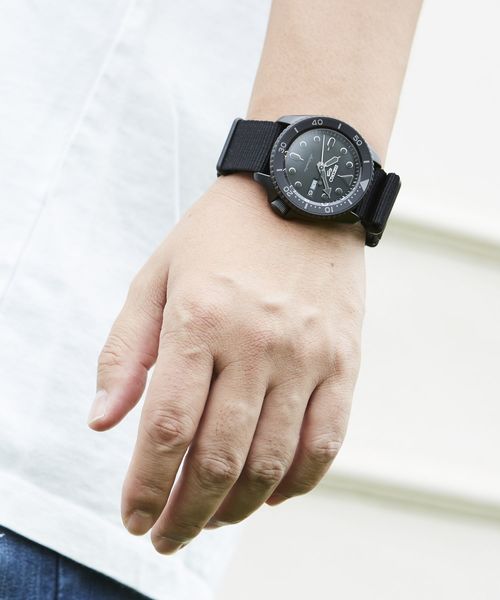 SEIKO(セイコー)の「SEIKO: 5Sports Street Style(アナログ腕時計・メンズ・ブラック・ONE SIZE)」の4枚目の写真