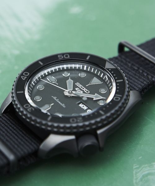 SEIKO(セイコー)の「SEIKO: 5Sports Street Style(アナログ腕時計・メンズ・ブラック・ONE SIZE)」の2枚目の写真