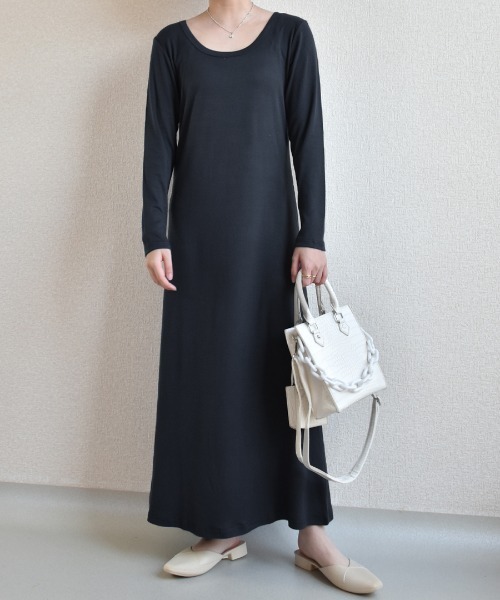 Coo+i（クーイ）の「ラウンドネックマキシワンピース（ワンピース・レディース・ブラック/カーキ/モカ/グリーン/チャコールグレー/ネイビー/ブルー/ワイン/グレー・XL/L/M）」の2枚目の写真