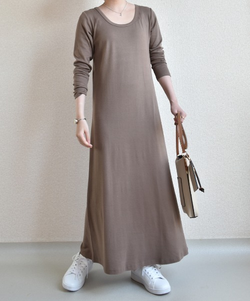 Coo+i（クーイ）の「ラウンドネックマキシワンピース（ワンピース・レディース・ブラック/カーキ/モカ/グリーン/チャコールグレー/ネイビー/ブルー/ワイン/グレー・XL/L/M）」の4枚目の写真