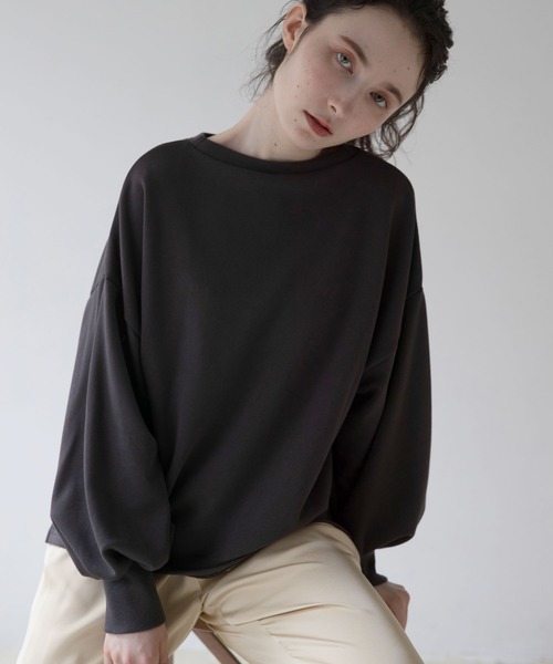 idem（イデム）の「Tuck Design Pullover（スウェット・レディース・ブラック/ベージュ/ダークグレー・FREE）」の3枚目の写真