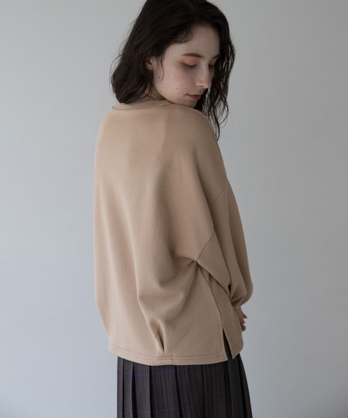 idem（イデム）の「Tuck Design Pullover（スウェット・レディース・ブラック/ベージュ/ダークグレー・FREE）」の5枚目の写真