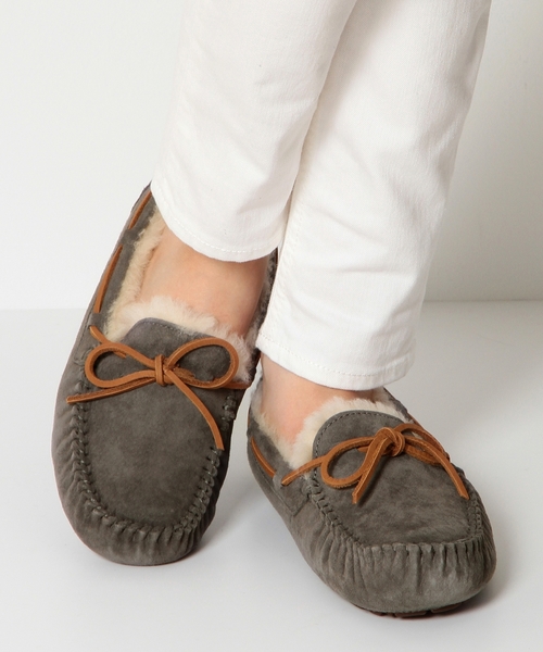 UGG（アグ）の「アグ/UGG Dakota SLP（モカシン/デッキシューズ・レディース・ダークグレー/ベージュ・7/6/8）」の14枚目の写真