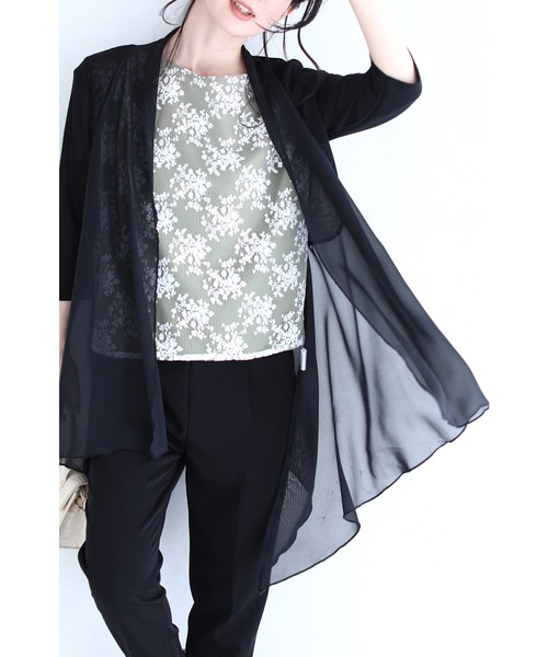 シワにならず軽やかに羽織れる。ランダム裾シアーカーディガン