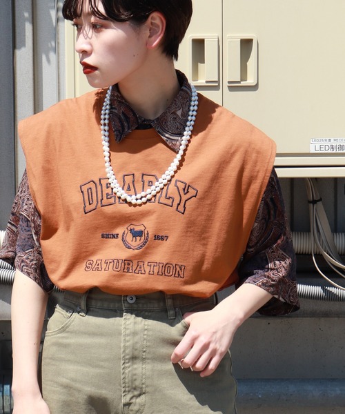 kutir（クティール）の「カレッジロゴ刺繍ノースリーブ（Tシャツ/カットソー・レディース・チャコールグレー/オフホワイト/オレンジ/グリーン・FREE）」の4枚目の写真