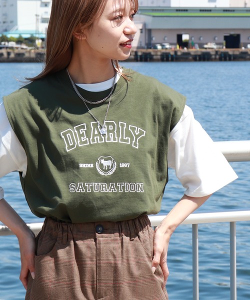 kutir（クティール）の「カレッジロゴ刺繍ノースリーブ（Tシャツ/カットソー・レディース・チャコールグレー/オフホワイト/オレンジ/グリーン・FREE）」の3枚目の写真