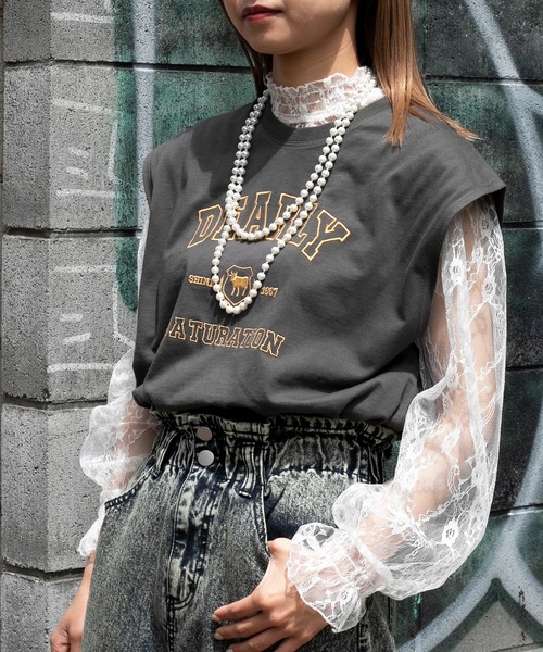 kutir（クティール）の「カレッジロゴ刺繍ノースリーブ（Tシャツ/カットソー・レディース・チャコールグレー/オフホワイト/オレンジ/グリーン・FREE）」の11枚目の写真