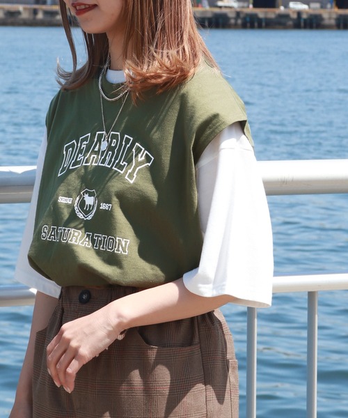 kutir（クティール）の「カレッジロゴ刺繍ノースリーブ（Tシャツ/カットソー・レディース・チャコールグレー/オフホワイト/オレンジ/グリーン・FREE）」の6枚目の写真