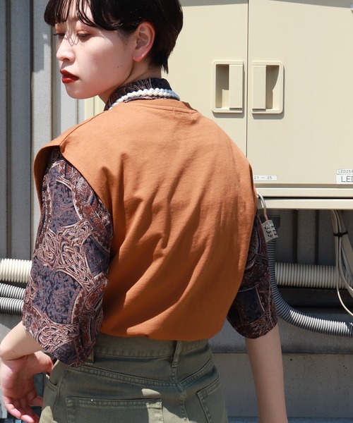 kutir（クティール）の「カレッジロゴ刺繍ノースリーブ（Tシャツ/カットソー・レディース・チャコールグレー/オフホワイト/オレンジ/グリーン・FREE）」の20枚目の写真