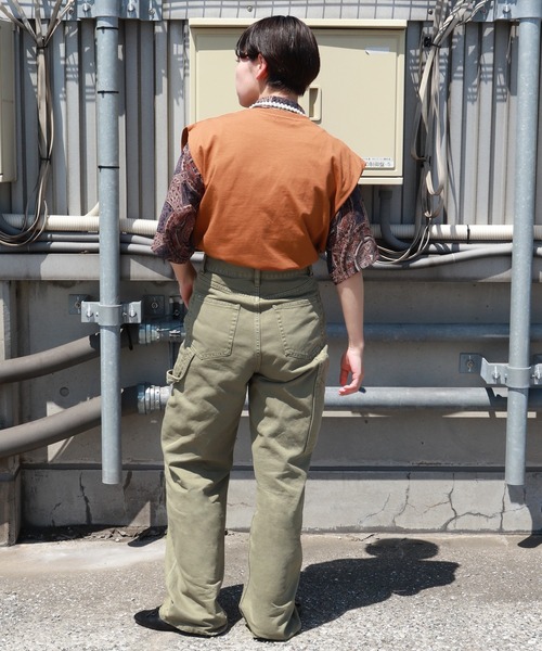 kutir（クティール）の「カレッジロゴ刺繍ノースリーブ（Tシャツ/カットソー・レディース・チャコールグレー/オフホワイト/オレンジ/グリーン・FREE）」の10枚目の写真