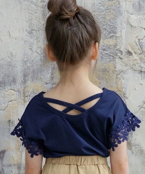 Bee des Bee（ビーデスビー）の「バッククロス半袖トップス（Tシャツ/カットソー・キッズ・ネイビー/ピンク/ブルー/ホワイト/サックスブルー/ミント/イエロー系その他/カーキ/ブラック/グリーン系その他/グレイッシュベージュ/ブルーグレー/レッド系/ライトブラウン・150cm/130cm/120cm/140cm/110cm/100cm）」の9枚目の写真