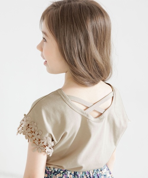 Bee des Bee（ビーデスビー）の「バッククロス半袖トップス（Tシャツ/カットソー・キッズ・ネイビー/ピンク/ブルー/ホワイト/サックスブルー/ミント/イエロー系その他/カーキ/ブラック/グリーン系その他/グレイッシュベージュ/ブルーグレー/レッド系/ライトブラウン・150cm/130cm/120cm/140cm/110cm/100cm）」の5枚目の写真