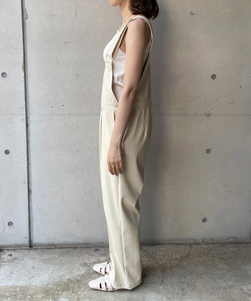 CAPRICIEUX LE'MAGE（カプリシューレマージュ）の「エコレザーサロペット（サロペット/オーバーオール・レディース・オフホワイト/ブラック・FREE）」の6枚目の写真