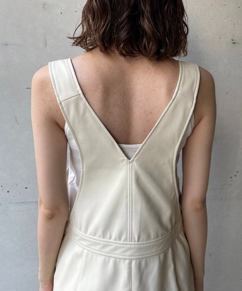 CAPRICIEUX LE'MAGE（カプリシューレマージュ）の「エコレザーサロペット（サロペット/オーバーオール・レディース・オフホワイト/ブラック・FREE）」の9枚目の写真