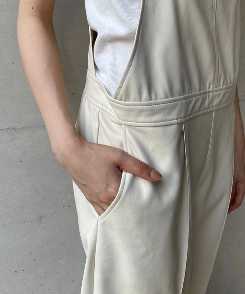 CAPRICIEUX LE'MAGE（カプリシューレマージュ）の「エコレザーサロペット（サロペット/オーバーオール・レディース・オフホワイト/ブラック・FREE）」の14枚目の写真