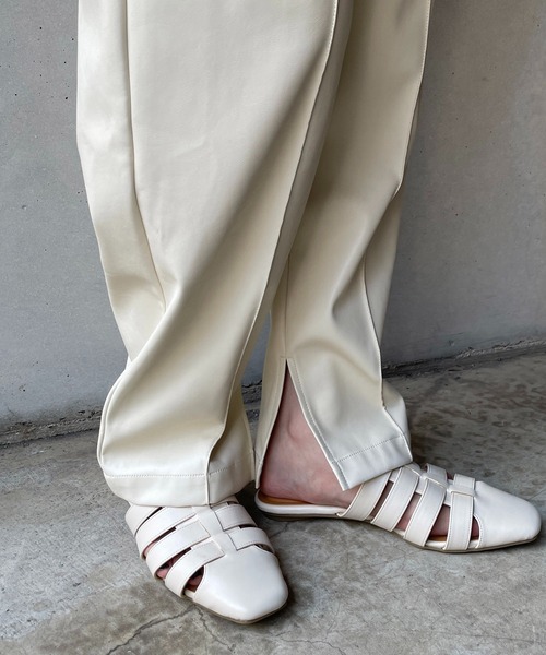 CAPRICIEUX LE'MAGE（カプリシューレマージュ）の「エコレザーサロペット（サロペット/オーバーオール・レディース・オフホワイト/ブラック・FREE）」の4枚目の写真