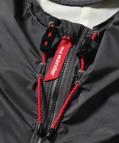 and wander(アンドワンダー)の「District Vision × and wander/ディストリクトヴィジョン × アンドワンダー PERTEX wind jacket パーテックスウインドジャケット 5742121192(マウンテンパーカー・メンズ・チャコールグレー・3/4/5)」の4枚目の写真