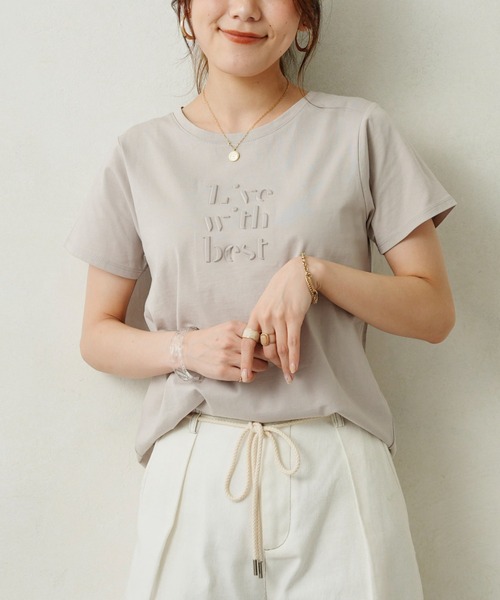 Chez toi（シェトワ）の「エンボスロゴT（Tシャツ/カットソー・レディース・ブラック/オフホワイト/グレイッシュベージュ・FREE）」の4枚目の写真