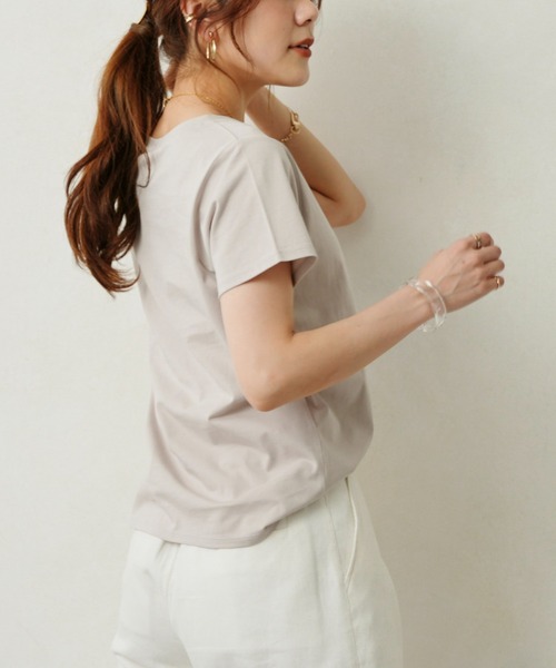 Chez toi（シェトワ）の「エンボスロゴT（Tシャツ/カットソー・レディース・ブラック/オフホワイト/グレイッシュベージュ・FREE）」の6枚目の写真