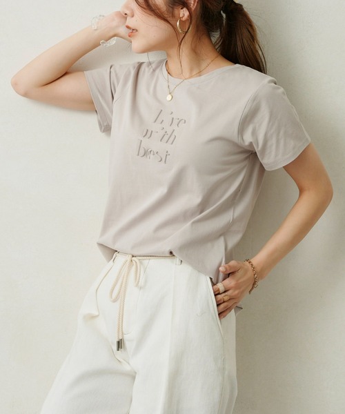 Chez toi（シェトワ）の「エンボスロゴT（Tシャツ/カットソー・レディース・ブラック/オフホワイト/グレイッシュベージュ・FREE）」の7枚目の写真