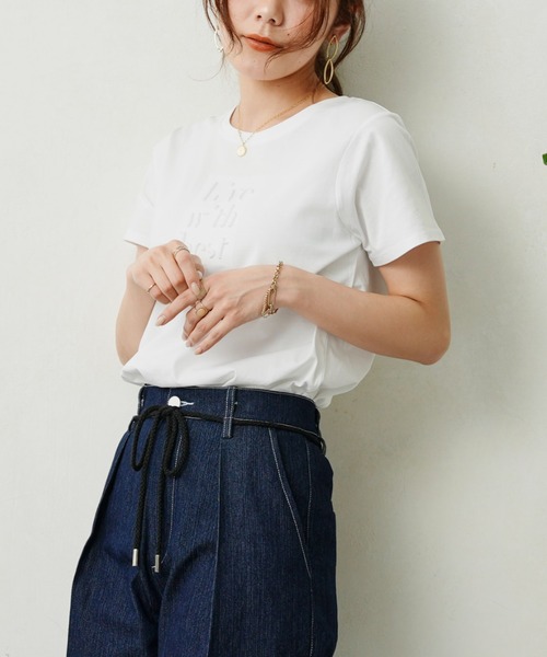 Chez toi（シェトワ）の「エンボスロゴT（Tシャツ/カットソー・レディース・ブラック/オフホワイト/グレイッシュベージュ・FREE）」の20枚目の写真