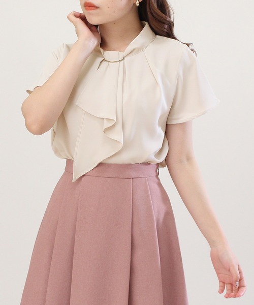 ASTORIA ODIER（アストリアオディール）の「金具付きボウタイブラウス（シャツ/ブラウス・レディース・ミント/グレイッシュベージュ/ネイビー/ベージュ/ホワイト/ラベンダー/スモークピンク/ホワイト×ネイビー/グレー×ホワイト/ベージュ系その他/ブラウン/ライトグレー/ピンクベージュ・SMALL/MEDIUM/LARGE）」の8枚目の写真