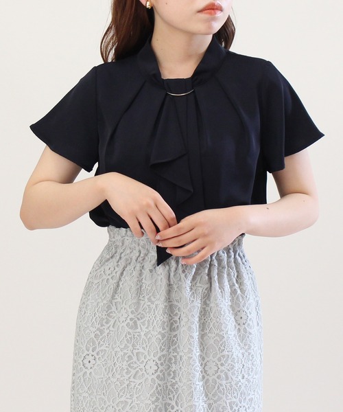 ASTORIA ODIER（アストリアオディール）の「金具付きボウタイブラウス（シャツ/ブラウス・レディース・ミント/グレイッシュベージュ/ネイビー/ベージュ/ホワイト/ラベンダー/スモークピンク/ホワイト×ネイビー/グレー×ホワイト/ベージュ系その他/ブラウン/ライトグレー/ピンクベージュ・SMALL/MEDIUM/LARGE）」の11枚目の写真