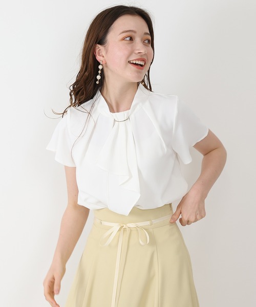 ASTORIA ODIER（アストリアオディール）の「金具付きボウタイブラウス（シャツ/ブラウス・レディース・ミント/グレイッシュベージュ/ネイビー/ベージュ/ホワイト/ラベンダー/スモークピンク/ホワイト×ネイビー/グレー×ホワイト/ベージュ系その他/ブラウン/ライトグレー/ピンクベージュ・SMALL/MEDIUM/LARGE）」の3枚目の写真