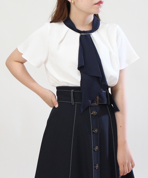 ASTORIA ODIER（アストリアオディール）の「金具付きボウタイブラウス（シャツ/ブラウス・レディース・ミント/グレイッシュベージュ/ネイビー/ベージュ/ホワイト/ラベンダー/スモークピンク/ホワイト×ネイビー/グレー×ホワイト/ベージュ系その他/ブラウン/ライトグレー/ピンクベージュ・SMALL/MEDIUM/LARGE）」の4枚目の写真