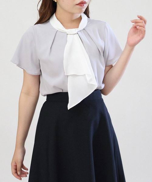 ASTORIA ODIER（アストリアオディール）の「金具付きボウタイブラウス（シャツ/ブラウス・レディース・ミント/グレイッシュベージュ/ネイビー/ベージュ/ホワイト/ラベンダー/スモークピンク/ホワイト×ネイビー/グレー×ホワイト/ベージュ系その他/ブラウン/ライトグレー/ピンクベージュ・SMALL/MEDIUM/LARGE）」の6枚目の写真