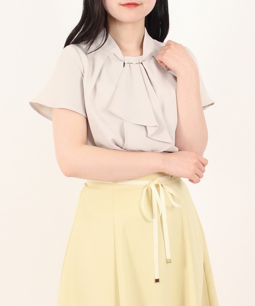 ASTORIA ODIER（アストリアオディール）の「金具付きボウタイブラウス（シャツ/ブラウス・レディース・ミント/グレイッシュベージュ/ネイビー/ベージュ/ホワイト/ラベンダー/スモークピンク/ホワイト×ネイビー/グレー×ホワイト/ベージュ系その他/ブラウン/ライトグレー/ピンクベージュ・SMALL/MEDIUM/LARGE）」の9枚目の写真