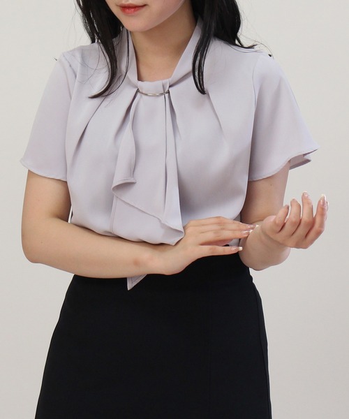 ASTORIA ODIER（アストリアオディール）の「金具付きボウタイブラウス（シャツ/ブラウス・レディース・ミント/グレイッシュベージュ/ネイビー/ベージュ/ホワイト/ラベンダー/スモークピンク/ホワイト×ネイビー/グレー×ホワイト/ベージュ系その他/ブラウン/ライトグレー/ピンクベージュ・SMALL/MEDIUM/LARGE）」の5枚目の写真