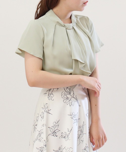 ASTORIA ODIER（アストリアオディール）の「金具付きボウタイブラウス（シャツ/ブラウス・レディース・ミント/グレイッシュベージュ/ネイビー/ベージュ/ホワイト/ラベンダー/スモークピンク/ホワイト×ネイビー/グレー×ホワイト/ベージュ系その他/ブラウン/ライトグレー/ピンクベージュ・SMALL/MEDIUM/LARGE）」の10枚目の写真