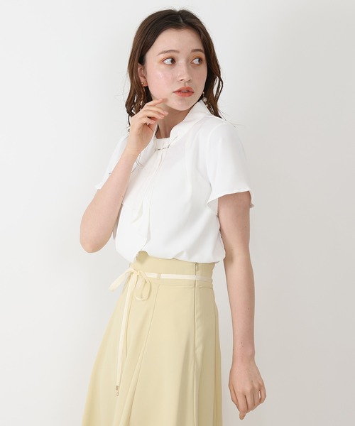 ASTORIA ODIER（アストリアオディール）の「金具付きボウタイブラウス（シャツ/ブラウス・レディース・ミント/グレイッシュベージュ/ネイビー/ベージュ/ホワイト/ラベンダー/スモークピンク/ホワイト×ネイビー/グレー×ホワイト/ベージュ系その他/ブラウン/ライトグレー/ピンクベージュ・SMALL/MEDIUM/LARGE）」の14枚目の写真