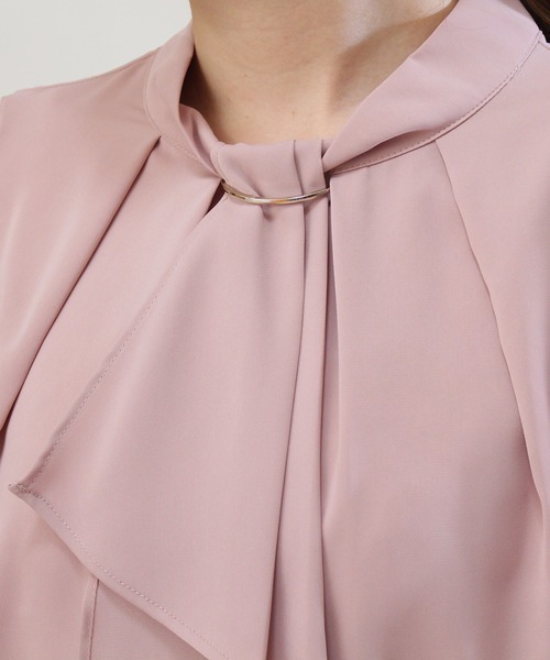 ASTORIA ODIER（アストリアオディール）の「金具付きボウタイブラウス（シャツ/ブラウス・レディース・ミント/グレイッシュベージュ/ネイビー/ベージュ/ホワイト/ラベンダー/スモークピンク/ホワイト×ネイビー/グレー×ホワイト/ベージュ系その他/ブラウン/ライトグレー/ピンクベージュ・SMALL/MEDIUM/LARGE）」の20枚目の写真