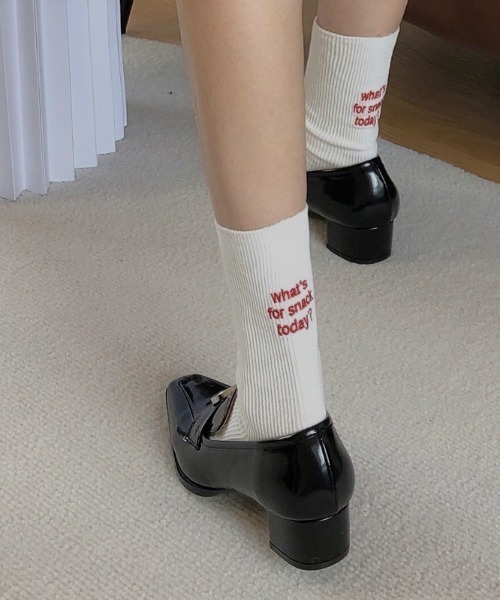 Loueme(ルエム)の「What′s for snack today ロゴ刺繍ソックス(ソックス/靴下・レディース・ホワイト/ブラック/ピンク/ブルー/グリーン/ホワイト系その他・FREE)」の2枚目の写真
