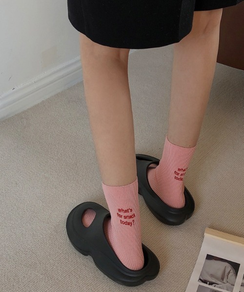 Loueme(ルエム)の「What′s for snack today ロゴ刺繍ソックス(ソックス/靴下・レディース・ホワイト/ブラック/ピンク/ブルー/グリーン/ホワイト系その他・FREE)」の8枚目の写真