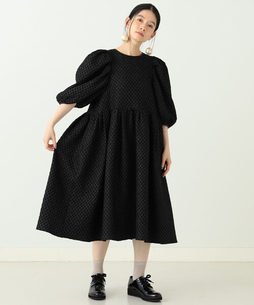 CAROLINA GLASER(カロリナ グレイサー)の「CAROLINA GLASER / ボリュームスリーブ ワンピース(ワンピース・レディース・ブラック/ベージュ・ONE SIZE)」の6枚目の写真