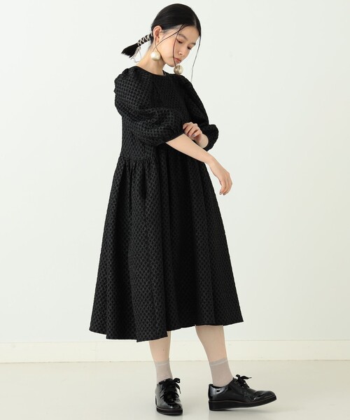 CAROLINA GLASER(カロリナ グレイサー)の「CAROLINA GLASER / ボリュームスリーブ ワンピース(ワンピース・レディース・ブラック/ベージュ・ONE SIZE)」の3枚目の写真