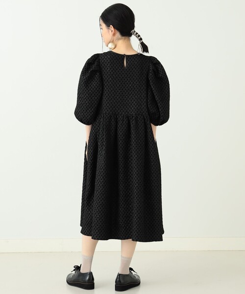 CAROLINA GLASER(カロリナ グレイサー)の「CAROLINA GLASER / ボリュームスリーブ ワンピース(ワンピース・レディース・ブラック/ベージュ・ONE SIZE)」の9枚目の写真