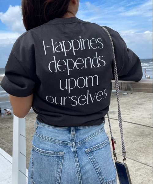 MAISON BREEZE(メゾンブリーズ)の「一枚は持っておきたいトレンドのバックプリントTシャツ♪【MAISON BREEZE】Happines…メッセージオーバーサイズバックプリントTシャツ(Tシャツ/カットソー・レディース・ピンク/グリーン/ブラック系その他2/ブラック系1・FREE)」の3枚目の写真