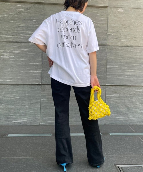 MAISON BREEZE(メゾンブリーズ)の「一枚は持っておきたいトレンドのバックプリントTシャツ♪【MAISON BREEZE】Happines…メッセージオーバーサイズバックプリントTシャツ(Tシャツ/カットソー・レディース・ピンク/グリーン/ブラック系その他2/ブラック系1・FREE)」の2枚目の写真