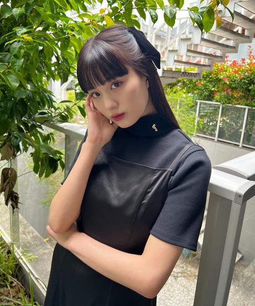 Romansual（ロマンシュアル）の「Romansual/ロゴチャーム付きタートルリブトップス（Tシャツ/カットソー・レディース・ブラック・FREE）」の5枚目の写真