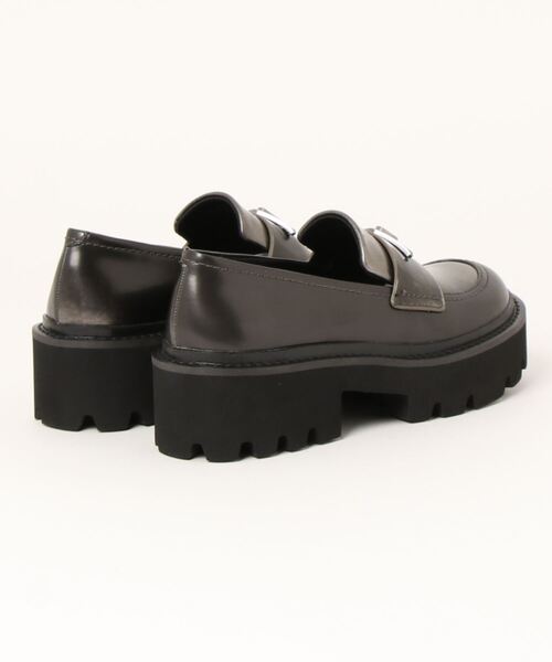 CHARLES & KEITH（チャールズ & キース）の「メタリックアクセント