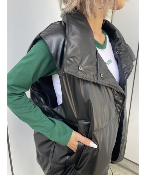 EGOIST(エゴイスト)の「フェイクレザー中綿ベスト(その他アウター・レディース・ブラック/アイボリー・FREE)」の3枚目の写真