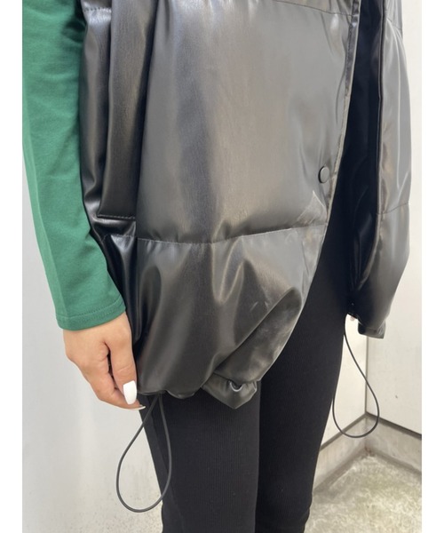 EGOIST(エゴイスト)の「フェイクレザー中綿ベスト(その他アウター・レディース・ブラック/アイボリー・FREE)」の4枚目の写真