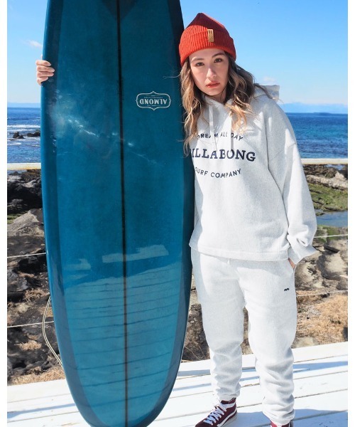 BILLABONG(ビラボン)の「BILLABONG レディース HEAVY BARREL CROPED SWEAT PARKA パーカー 【2022年秋冬モデル】/ビラボンプルオーバーパーカー(パーカー・レディース・ブラック/バーガンディー/グレー・MEDIUM/LARGE)」の1枚目の写真