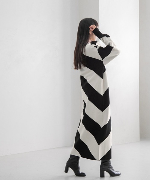 yuw（ユウ）の「バイアスボーダーニットワンピース　178518（ワンピース・レディース・ブラック/グリーン・FREE）」の2枚目の写真